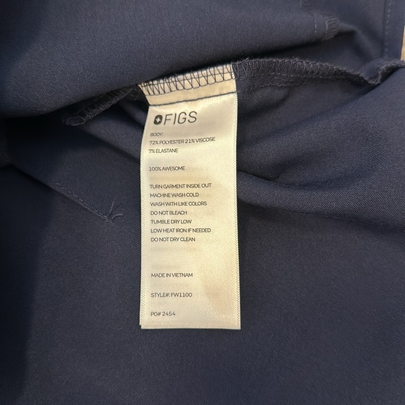 FIGS Women’s Casma Navy Three-Pocket Scrub Top Size Small - Picture 3 of 4